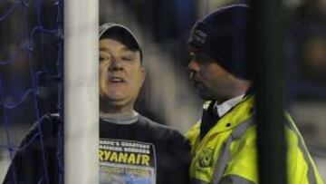 Un aficionado se encadena al poste en el Everton-City