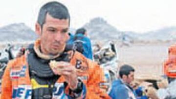 <b>RECUPERANDO FUERZAS. </b>Viladoms, en un descanso de la etapa.