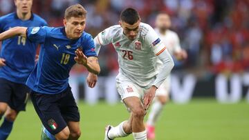 LONDON, ENGLAND - JULY 06: Pedri of Spain battles for possession with Nicolo Barella of Italy during the UEFA Euro 2020 Championship Semi-final match between Italy and Spain at Wembley Stadium on July 06, 2021 in London, England. (Photo by Carl Recine - P