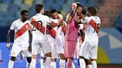 Peru&#039;s players celebrate after defeating Colombia during their Conmebol Copa America 2021 football tournament group phase match at the Olympic Stadium in Goiania, Brazil, on June 20, 2021. (Photo by EVARISTO SA / AFP)