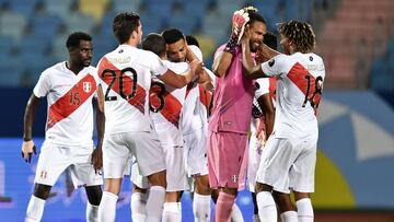 Peru's players celebrate after defeating Colombia during their Conmebol Copa America 2021 football tournament group phase match at the Olympic Stadium in Goiania, Brazil, on June 20, 2021. (Photo by EVARISTO SA / AFP)
