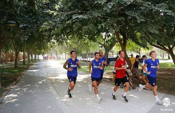 El Valencia entrena en el viejo cauce del río Turia