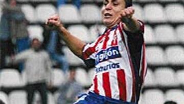 <B>INSUFICIENTE</B>. La buena actuación de Borreguero, gol incluido, no bastó para la victoria asturiana.