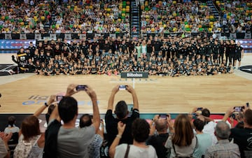 Foto de familia de la cantera del Bilbao Basket