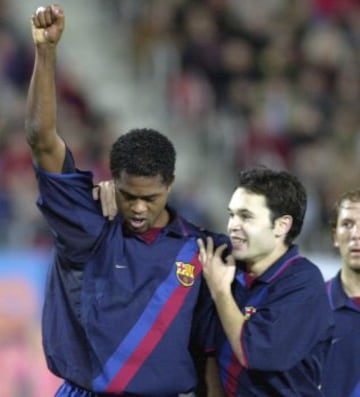 Iniesta felicita a Kluivert que acaba de marcar el tercer gol en su cuenta particular ante el Mallorca.