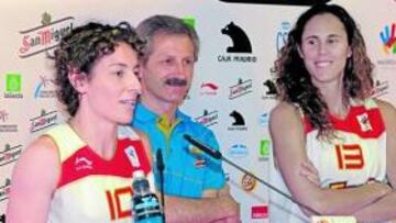 <b>CONFIADAS. </b>Aguilar responde, junto a ella Evaristo y Valdemoro.