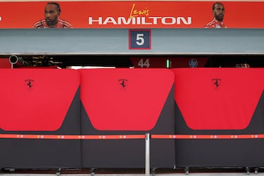 Pantallas colocadas frente al garaje de la Scuderia Ferrari durante el primer día de pruebas de F1 en el Circuito Internacional de Bahréin.