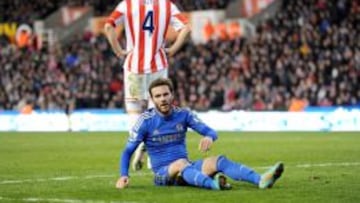 Juan Mata sentado sobre el terreno de juego.