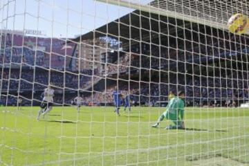Con un disparo seco con su pierna izquierda Negredo engañó a Jona y anotó de penalti el 1-0