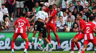 Aprobados y suspensos: la garra de Luis Suárez rescata a un mal Almería