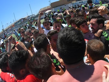 El Racing de Santander vuelve a Segunda cuatro años después y los jugadores y el cuerpo técnico del club lo han celebrado por todo lo alto.