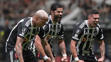 AMDEP9117. BELO HORIZONTE (BRASIL), 22/10/2024.- Hulk (c) y Paulinho (d) celebran un gol de Dayverson de Mineiro este martes, en un partido de las semifinales de la Copa Libertadores entre Atlético Mineiro y River Plate en el estadio Arena MRV en Belo Horizonte (Brasil). EFE/ Joao Guilherme