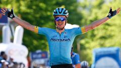 Pello Bilbao celebra su victoria en la vig&eacute;sima etapa del Giro de Italia 2019 en la cima de Croce D&#039;Aune - Monte Avena.