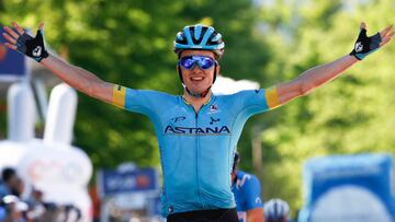 Pello Bilbao celebra su victoria en la vig&eacute;sima etapa del Giro de Italia 2019 en la cima de Croce D&#039;Aune - Monte Avena.