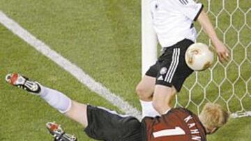 <b>GOLES-FANTASMA. </b>Kahn y Frings intentan evitar que el balón entre en su portería en el Estados Unidos-Alemania del Mundial 2002.