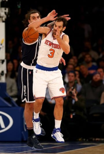 José Manuel Calderon pasa ante la defensa de Steven Adams.