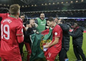 Los jugadores de Portugal celebran la clasificación.