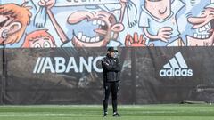 El entrenador argentino Eduardo Coudet observa un entrenamiento de su equipo en Bala&iacute;dos. 