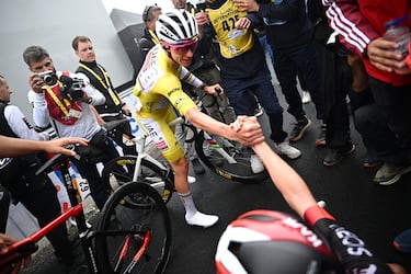El líder del Tour, Tadej Pogacar, felicita al ganador de la 14ª etapa del Tour 2025, Thymen Arensman.