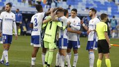 Los jugadores del Zaragoza celebran a la conclusi&oacute;n del partido la victoria frente al Tenerife.