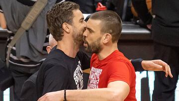El jugador español Pau Gasol (i) de San Antonio Spurs abraza a su hermano Marc Gasol (d) de Toronto Raptors durante un partido de baloncesto de la NBA entre San Antonio Spurs y Toronto Raptors.