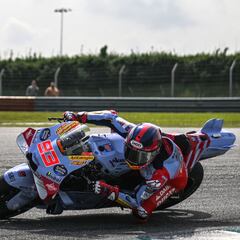 Martín y Acosta, delante en el extraño debut de Márquez