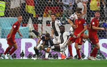 Antonio Rüdiger trata de quitar el balón a Unai Simón que lo tiene entre sus manos. En la imagen, Dani Olmo, Leon Goretzka, Sergio Busquets y Aymeric Laporte observan la  acción.