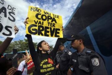 Cerca de 200 profesores protestaron pacíficamente a las puertas del hotel donde se hospeda el equipo de Scolari y retrasaron más de 30 minutos la salida del autobús hacia de Teresópolis, donde está el lugar de concentración. Los manifestantes pegaron carteles en el autobús de la selección de Brasil en contra del Mundial e increparon a algunos jugadores.