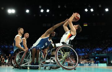 Las reglas del baloncesto en silla de ruedas son las mismas que las de la modalidad de a pie. La nica diferencia consiste en que los jugadores deben botar o pasar la pelota despus de empujar la silla dos veces.