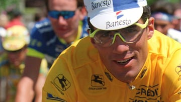 23 JUL 1995:  MIGUEL INDURAIN OF SPAIN WAVES TO THE CROWDS AS HE RIDES TOWARDS OVERALL VICTORY IN THE TOUR DE FRANCE ON THE FINAL STAGE FROM SAINTE GENEVIEVE-DES-BOIS TO PARIS AND THE CHAMPS-ELYSEES AFTER COVERING 3635.3 KILOMETRES FROM THE START AT SAINT-BRIEUC 23 DAYS AGO. Mandatory Credit: Mike Powell/ALLSPORT publicada