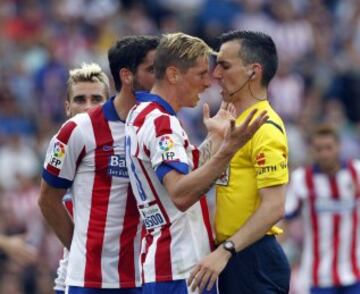 Fernando Torres se encara con el árbitro, Jaime Latre.