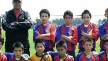 <b>'PROFE'. </b>A izda Radamel, de negro, con la quinta categoría. Arriba, con Valderrama en un partido benéfico.