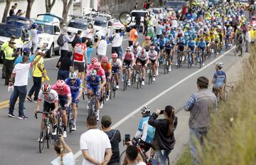 El lote multicolor del Tour Colombia, durante la segunda fracción que tuvo 142 kilómetros de distancia.