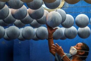 Balones colgados de los balcones, la estatua de un balón en la plaza del pueblo, un museo del balón, 20 fábricas de balones... está claro de qué vive el pequeño pueblo colombiano de Monguí.