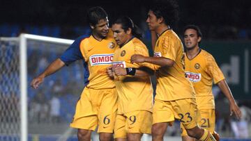 Salvador Caba&ntilde;as fesyeja un gol con el Am&eacute;rica en la Copa Libertadores