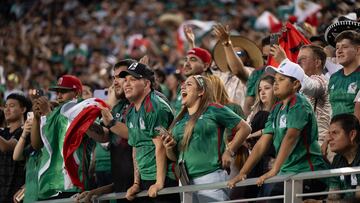 Aficionados de la Selección Mexicana muestran su apoyo al equipo durante el partido contra Qatar.