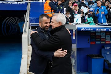 BARCELONA, 25/02/2023.- El entrenador del Espanyol Diego Martínez (i) saluda al entrenador del Mallorca Javier Aguirre (d) antes del comienzo del partido de LaLiga contra el Mallorca que se celebra en el estadio Cornellá-El Prat, Barcelona, este sábado. EFE/ Toni Albir
