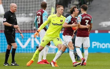 Tras la derrota de 0-3 ante el Burnley, seguidores de los Hammers ingresaron al campo para recriminar a sus jugadores.