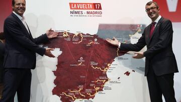 GRA481. MADRID, 12/01/2017.- El director general de la Vuelta Ciclista a España, Javier Guillén (d), y el del Tour de Francia, Christian Prudhomme (i), muestran el mapa durante la presentación hoy de la 72 edición de la prueba española, que se disputará del 19 de agosto al 10 de septiembre con salida en Nimes (Francia) y llegada en Madrid. EFE/Javier Lizón