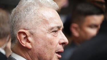El expresidente Álvaro Uribe Vélez, salió de la instalaciones de los juzgados de Paloquemao, posterior a su declaración en el juicio por presunto soborno y manipulación de testigos. (Colprensa - Cristian Bayona).