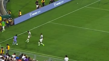 Vinicius enloquece a la afición con este regate