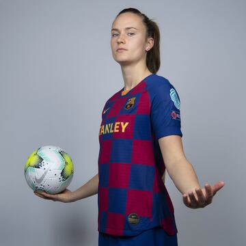 La noruega (26 años, Oslo, Noruega) , estrella del momento en el fútbol femenino europeo, es la máxima asistente de la Primera Iberdrola y una máquina de fabricar goles para el Barça.  Caroline Graham Hansen fue uno de los últimos fichajes estrella que han llegado estos años a la Primera Iberdrola. La extremo azulgrana llegó procedente del Wolfsburgo, con el que había ganado tres Ligas, cinco Copas y había llegado a dos finales de la Champions League (2016 y 2018). Ahora, la escogida como la mejor futbolista de Noruega de 2020 quiere cumplir con el dicho de que a la tercera va la vencida, ganando su primer título europeo. Nivel para ello no le falta, siendo uno de los referentes del ataque azulgrana con 11 goles y 17 asistencias entre todas las competiciones. 