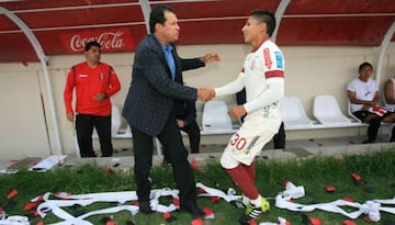 Reynoso saludando a Ruidíaz en un partido el Torneo Descentralizado.