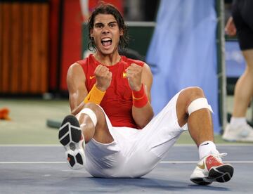 Rafa Nadal venció al chileno Fernando González por 6-3, 7-6 (2) y 6-3 convirtiéndose así en el primer tenista español que gana una medalla de oro en unos Juegos Olímpicos. 
