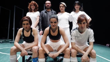 Seis actrices de las siete que interpretan ‘Playoff’ y su director posan para AS en el teatro. Arriba, de izquierda a derecha: Cristina Varona, José Luis Orellana, Neus Cortes y Cristina Bertol. Abajo: Cris Gallego, María Romero