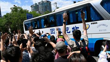 Fans of the Argentine national football team gesture towards a bus transporting members of the team during their arrival at the Four Seassons Hotel in Beijing on June 10, 2023. Argentina will play a friendly football match against Australia on June 15 at Beijing's newly-renovated 68,000-capacity Workers' Stadium. (Photo by Pedro PARDO / AFP)