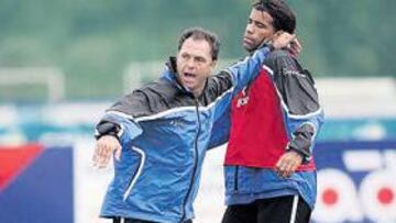 <b>DEDICACIÓN. </b>Caparrós utilizó gran parte de la sesión de ayer a trabajar intensamente con los puntas.