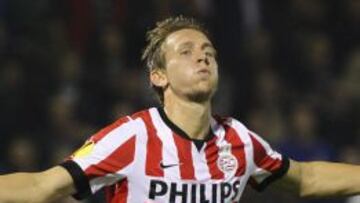 El jugador del PSV Eindhoven Luuk de Jong celebra el gol conseguido ante el Panathinaikos, durante el partido del grupo E de la Liga Europa.