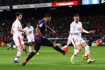 El jugador del Barcelona Luis Suárez marca el 3-0 al Eibar.