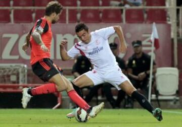 El delantero del Sevilla FC Iago Aspas lucha un balón con Íñigo Martínez, de la Real Sociedad, durante el partido de la quinta jornada de Liga de Primera División que se disputa esta noche en el estadio Sánchez Pizjuán, en Sevilla.
